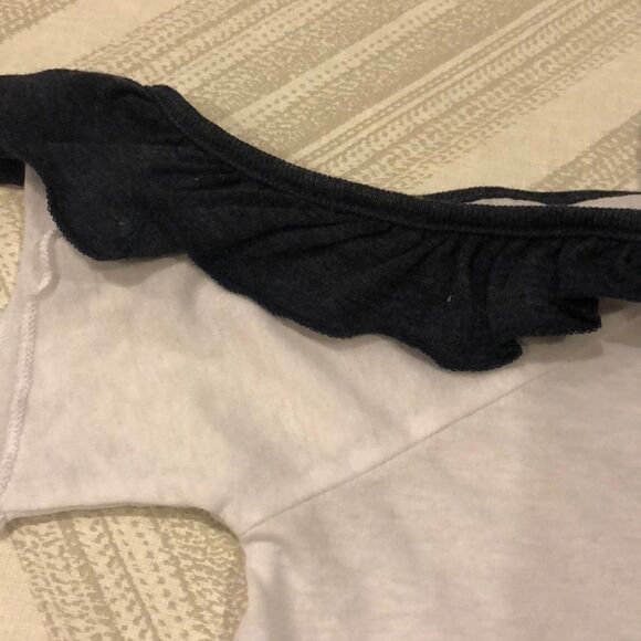 Chaser White T-Shirt w. Grey Ruffle Open Shoulder - Picture 2 of 7